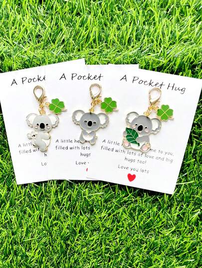 Bộ 1 móc khóa hình gấu Koala và cỏ bốn lá đáng yêu kèm thiệp chúc mừng, móc khóa 2D bền chắc, mặt dây chuyền cỏ bốn lá may mắn bằng hợp kim, phụ kiện túi xách hình gấu Koala, phụ kiện ba lô cho học sinh, quà sinh nhật cho bạn gái, gia đình, giáo viên, món quà nhỏ ý nghĩa, quà tặng bảo vệ.