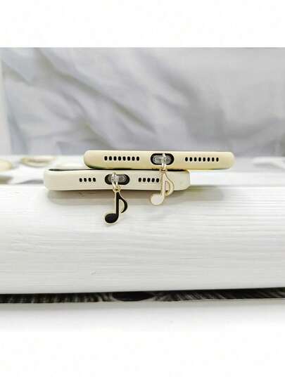 Mặt dây chuyền trang sức tự làm có nhiều kiểu dáng. Phụ kiện mặt dây chuyền hình nốt nhạc là loại phích cắm chống bụi phù hợp với các loại ổ cắm. Chúng là đầu chống tắc nghẽn cho ổ cắm đèn, chống bụi và có vẻ ngoài trang nhã.