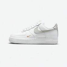 Nike WMNS AIR FORCE 1 07 ESS 休闲运动鞋 女款迷你钩低帮运动鞋 - 白色 - 查看 4