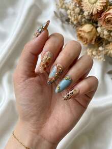 10 PCS Handmade Y2K Medium Almond Press On Nails, Boho Blue Leopard & Gold Floral French Tip With Nail Charms, Removable Reusable Nail Supplies Set (Jelly Glue & Nail File Incl.) - 藍色 - 查看 2