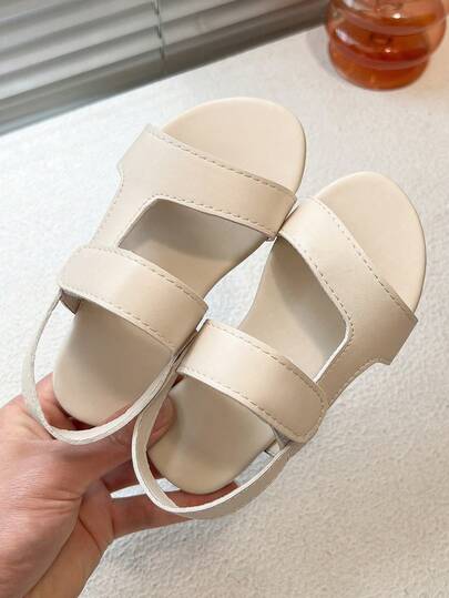 1 đôi dép xăng đan đơn giản, màu trơn, thoáng khí dành cho bé gái, có quai điều chỉnh, đế bằng, hở mũi, kiểu dáng thường ngày, lựa chọn thoải mái cho bé đi học và đi mua sắm hàng ngày.