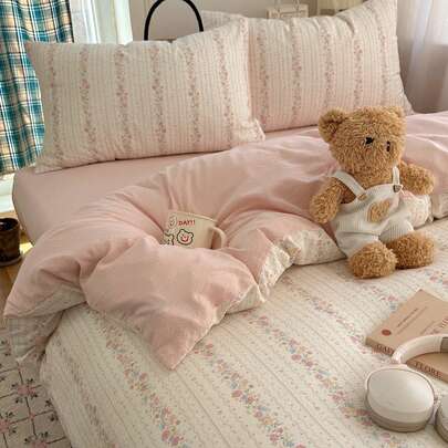 Bộ ga trải giường 4 món họa tiết hoa sương mù nhẹ nhàng, phong cách Pháp lãng mạn, chất liệu chiffon hai lớp, mềm mại và thoáng khí, có thể tháo rời và giặt được, thích hợp cho mùa xuân/hè. Bộ gồm 1 vỏ chăn, 1 ga trải giường và 2 vỏ gối (không bao gồm ruột gối, họa tiết vỏ gối được cắt ngẫu nhiên).