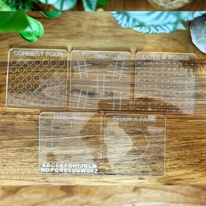 五合一可重复使用透明亚克力绘图模板套装，包含可擦写旅行棋盘、井字棋、猜词游戏等，是艺术家和手工爱好者的完美礼物，适用于DIY、剪贴簿、绘画、家居装饰，方便携带，可用于旅行、课堂、家庭教育、派对等场合。