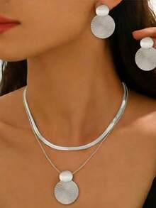 Bộ trang sức nữ kiểu Trung Đông mới, thanh lịch gồm dây chuyền và bông tai. Mặt dây chuyền hình xoắn ốc hình học màu vàng, dây chuyền dạng rắn dẹt, dây chuyền dạng rắn tròn, thiết kế hai lớp, dây chuyền xương đòn. Thích hợp cho sử dụng hàng ngày, ngày lễ, bốn mùa, quà tặng cao cấp. - có màu bạc - Xem 1