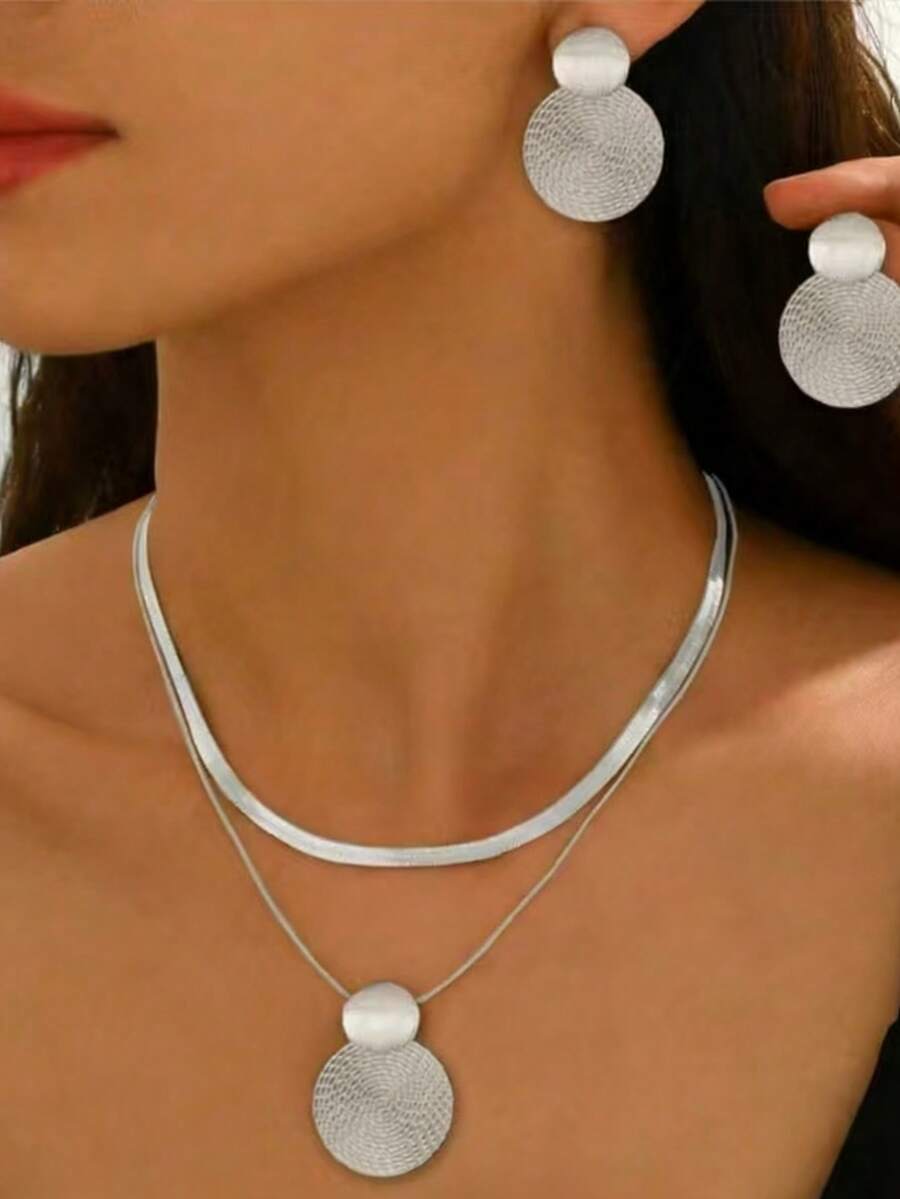 Bộ trang sức nữ kiểu Trung Đông mới, thanh lịch gồm dây chuyền và bông tai. Mặt dây chuyền hình xoắn ốc hình học màu vàng, dây chuyền dạng rắn dẹt, dây chuyền dạng rắn tròn, thiết kế hai lớp, dây chuyền xương đòn. Thích hợp cho sử dụng hàng ngày, ngày lễ, bốn mùa, quà tặng cao cấp. - có màu bạc - Xem 1