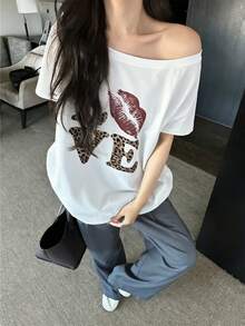 女款時尚露肩豹紋 LOVE 與嘴唇圖案 T-shirt，短袖聚酯纖維高彈力休閒上衣，夏季穿搭 - 白色 - 查看 2