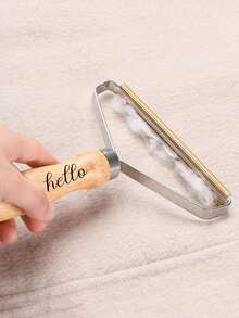 1 chiếc dụng cụ loại bỏ xơ vải cầm tay có thiết kế chữ "Hello", dùng để loại bỏ xơ vải trên áo len, áo khoác, thảm, ghế sofa. - A - Xem 2