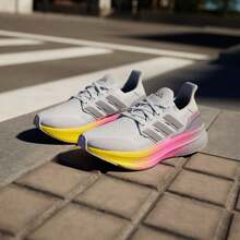 Adidas 阿迪达斯 ULTRABOOST 5 W，李宇婷同款，超轻缓震回弹跑鞋 - 淺灰色 - 查看 5
