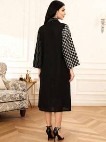 优雅黑色长袍，饰以金色珠绣图案，不对称拼接设计，纽扣领，长袖，带口袋，时尚奢华，适合2026年女性穿着，黑色长袍，适合宰牲节、斋月、节日及日常穿着。 - 黑色 - 查看 12