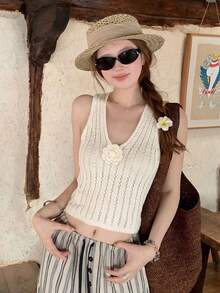 Blusa regata feminina casual estilo coreano com estampa floral 3D em crochê, essencial para um look romântico e urbano. Sem mangas, com decote em V, modelagem ajustada e aplique floral. Confeccionada em tricô branco puro, ideal para férias na praia e encontros românticos no verão. - Damasco - Ver 4