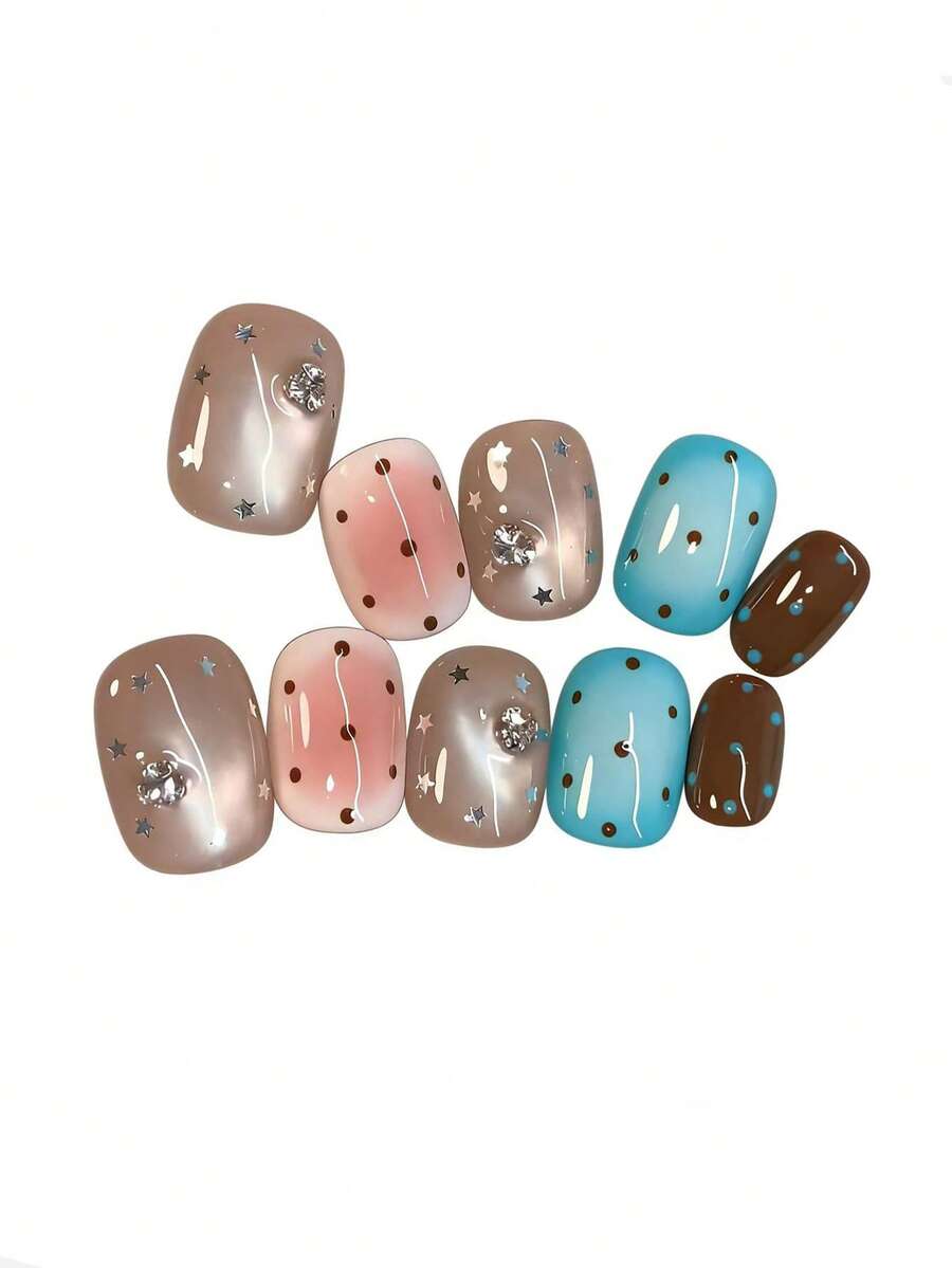 10片装，名为“棕蓝星钻”。这款美甲以柔和的裸色、粉色、蓝色和棕色为底色，搭配星星图案、波点和闪亮的钻石点缀。光泽的表面如同繁星宝石般在柔和的画布上闪烁，营造出俏皮迷人的氛围。 - 彩色 - 查看 1