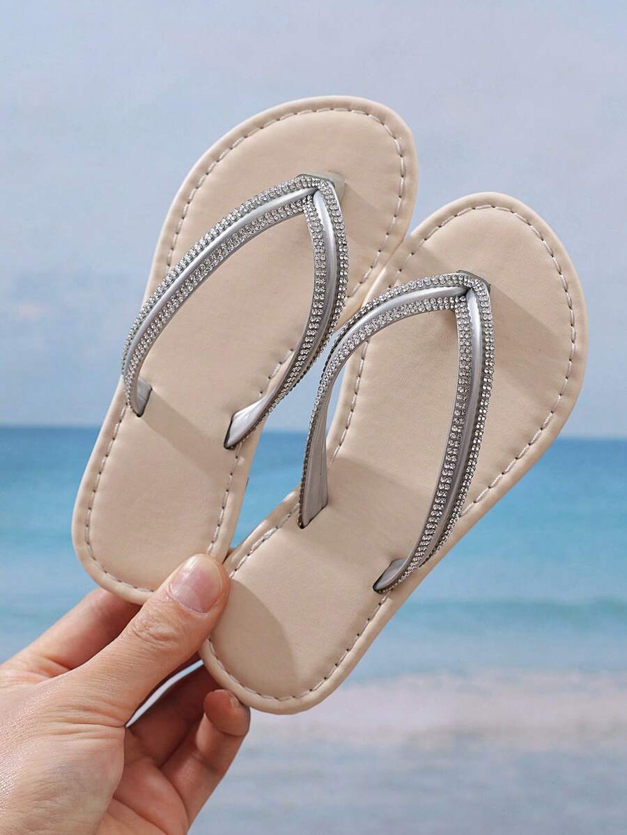 1 đôi dép xỏ ngón màu bạc cho bé gái, chất liệu giả da đính đá lấp lánh, kiểu dáng cổ điển mũi tròn, đế mềm chống trơn trượt, dép đi biển/thường ngày thời trang kiểu công chúa, phù hợp cho học sinh từ 3-12 tuổi, bộ sưu tập Xuân/Hè 2026. - Bạc - Xem 1