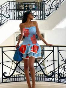 Nền màu xanh dương với những bông hoa màu đỏ.