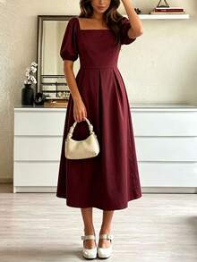 Vestido midi borgonha com decote quadrado e mangas bufantes, cintura alta, modelagem evasê, elegante vestido de festa retrô plissado. Vestido midi romântico em tom vinho, estilo francês, elegante vestido curto com decote quadrado e mangas bufantes, vestido estruturado para ocasiões especiais no verão. - Borgonha - Ver 3