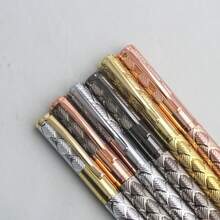 1 chiếc bút bi tròn đơn giản, thân bút được chạm khắc thời trang, thích hợp cho việc viết hàng ngày và luyện thư pháp. - bút bi - Xem 4