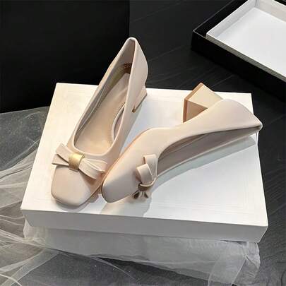 Giày bệt kiểu Preppy năm 2026 bằng da PU, có nơ, điểm nhấn kim loại nguyên chất, phù hợp để mang ở nhà quanh năm.