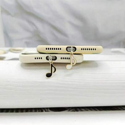 Mặt dây chuyền trang sức tự làm có nhiều kiểu dáng. Phụ kiện mặt dây chuyền hình nốt nhạc là loại phích cắm chống bụi phù hợp với các loại ổ cắm. Chúng là đầu chống tắc nghẽn cho ổ cắm đèn, chống bụi và có vẻ ngoài trang nhã.