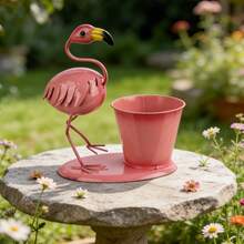 Style nordique Pot de fleurs en fer art créatif en forme de flamant rose, design de base solide, artisanat en fer + peinture cuite à haute température, ne rouille pas et ne se décolore pas facilement, détails raffinés, créez un paysage unique pour votre balcon et jardin. Pot de fleurs, balcon, création de jardin, décoration - Pot de fleurs flamant rose - Voir 3