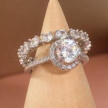 Set de 2 anillos con corte brillante redondo de circonita cúbica sintética blanca, estilo de arte decorativo vintage, anillos de promesa hechos a mano, anillos de compromiso para mujer, regalo de Navidad - Plateado - Ver 9
