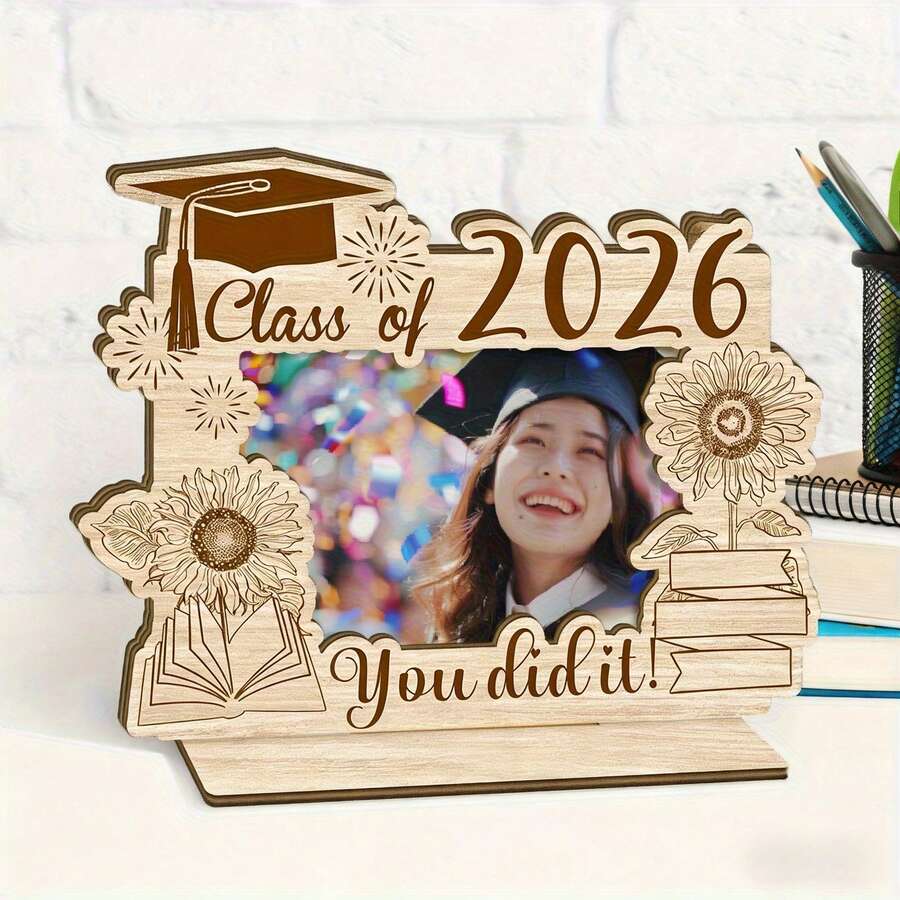 1个2026届毕业木质相框 - 设计有毕业帽和毕业证书,是送给毕业生、家人、朋友或同学的完美礼物,也是毕业季的装饰品。 - 1PC - 查看 1