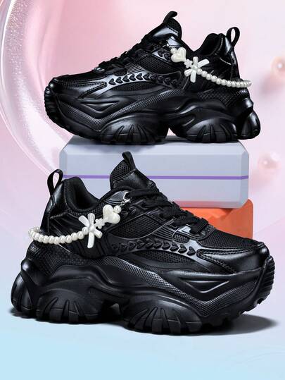 Giày nữ kiểu cổ tích ngọt ngào, giày casual cỡ lớn dành cho học sinh và thiếu nữ, màu đen, tăng chiều cao 7cm, đế dày nhẹ bằng EVA, trang trí bằng trái tim và nơ đính ngọc trai, giày thể thao thoáng khí ngoài trời, thích hợp cho mọi mùa.