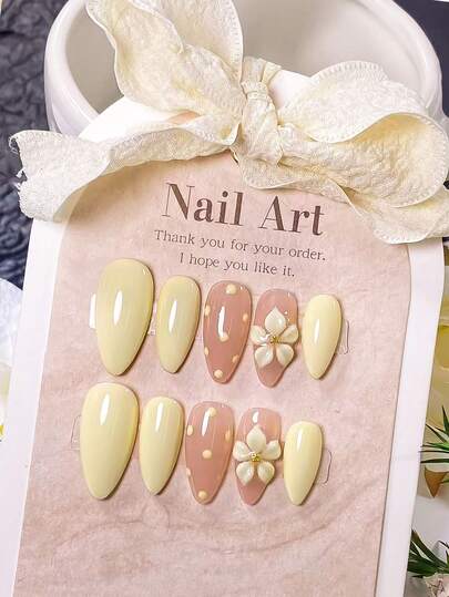 Bộ 10 móng tay giả thủ công hình hạnh nhân, màu vàng khối với hoa 3D nặn tay. Móng được sơn màu vàng khối và chấm bi vàng, cùng với hoa 3D nặn tay màu vàng trang trí. Kiểu móng thanh lịch, lãng mạn và tối giản, tinh tế, gợi cảm và sang trọng nhẹ nhàng. Thích hợp cho sử dụng hàng ngày, hẹn hò, xem hòa nhạc và các dịp công sở nhẹ nhàng. Một món quà lý tưởng cho phụ nữ và các cô gái.