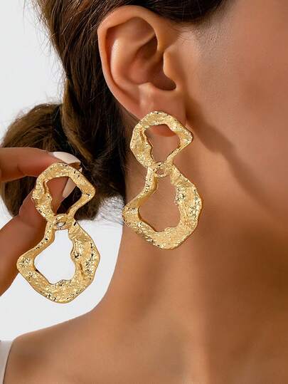 1 Pair European And American Style Exaggerated Hammered 8-Shaped Hollow Textured Earrings, Luxury Gold-Tone Asymmetrical Double Hoop Earrings Suitable For Daily, Date, Vacation, Party And Event Wear