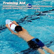 Tabla de natación para niños <<Fierce Cool Kids» con forma de tiburón, fabricada con espuma EVA de alta flotabilidad y superficie antideslizante. Tabla de entrenamiento de natación resistente con forma de tiburón, ideal para principiantes que buscan sentirse seguros. Elegante tabla de natación para niños pequeños, perfecta para clases en la piscina y diversión veraniega. Tablas de natación y dispositivos de flotación. Ayudas para el entrenamiento de natación. Juguetes para la playa y la piscina. - tiburón - Ver 3
