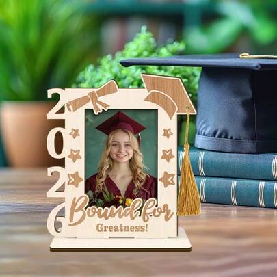 Khung ảnh tốt nghiệp năm 2026, thiết kế bằng gỗ với mặt dây chuyền tua rua, phù hợp cho sinh viên tốt nghiệp, có hình mũ tốt nghiệp, làm bằng gỗ, tuyệt vời cho lễ tốt nghiệp và làm quà tặng.