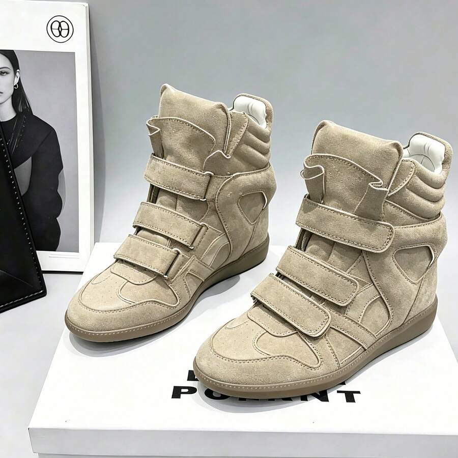 The New ISABEL Sneaker 2026 – A Classic Retro Sneaker In Suede With A Wedge Heel For Women – Impresses With Three Different Designs And A Sophisticated Suede Finish. It Combines Retro And Modern Flair And Features An Integrated, Invisible Wedge Heel. The Shoe Is Easy To Slip On And Off And Has A Unique Style. - 卡其色 - 查看 1