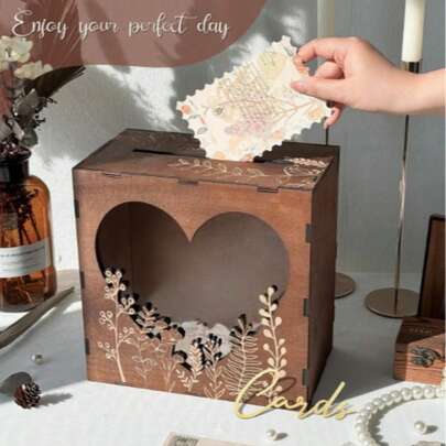 1个棕色卡片盒，专为婚礼设计，配有心形亚克力窗口，适合宴会等场合。这款木质礼品卡盒采用花卉图案设计，适合毕业典礼、生日庆祝、周年纪念和新生儿派对等场合。