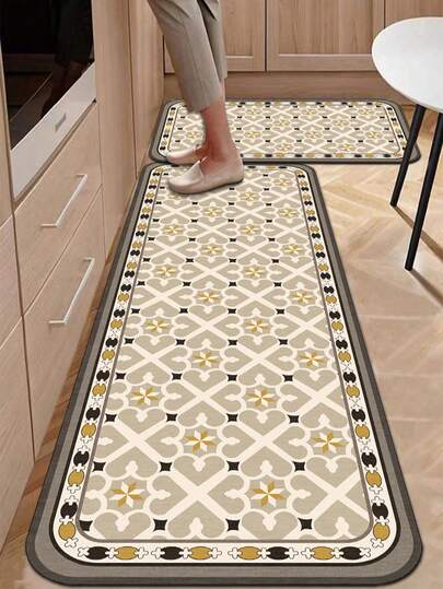Thảm cao su thấm hút dày 3.5mm dùng trong nhà bếp, phong cách Pháp cổ điển, hình học Ma-rốc hoặc Baroque châu Âu, nền màu be phối vàng đen hoặc xám vàng, họa tiết cỏ bốn lá và họa tiết cuộn xoắn liên tục, thích hợp trang trí nhà bếp, phòng khách, phòng ngủ, phòng trẻ em.