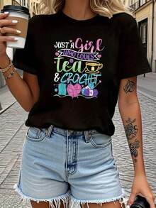 A Woman Who Adores Tea And Crochet, This Printed Round-Neck Short-Sleeve T-Shirt Is Perfect For Casual Outings, Fest Gifts, And Gatherings With During Vacations - 黑色 - 查看 1