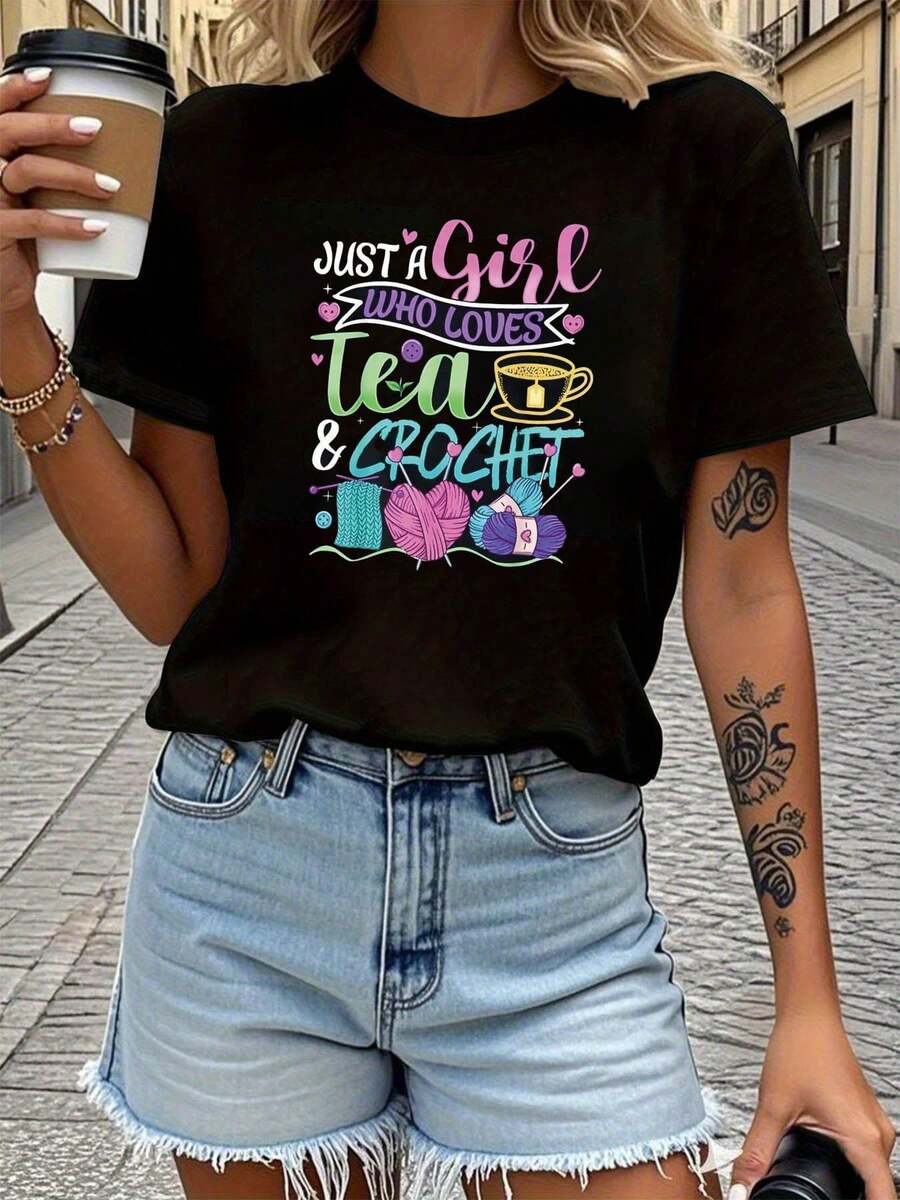 A Woman Who Adores Tea And Crochet, This Printed Round-Neck Short-Sleeve T-Shirt Is Perfect For Casual Outings, Fest Gifts, And Gatherings With During Vacations - 黑色 - 查看 1