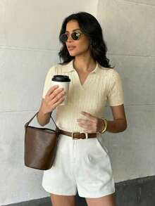 Blusa Polo de punto para mujer, tejido trenzado, manga corta, cuello camisero polo media aletilla, corte ajustado, diseño moderno y casual, prenda ligera ideal para primavera y verano, ideal para outfits urbanos y modernos para el colegio o la oficina versátil cómodo estilo old money - Amarillo pastel - Ver 1