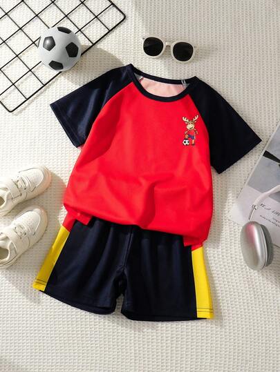 2件套幼儿男童舒适时尚休闲运动户外可爱卡通小鹿足球数码印花撞色插肩袖圆领短袖T恤和短裤套装，适合夏季穿着
