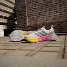 Adidas 阿迪达斯 ULTRABOOST 5 W，李宇婷同款，超轻缓震回弹跑鞋 - 淺灰色 - 查看 4