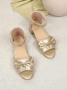 1双女童金色高跟凉鞋，柔软绒面革拼接+闪亮PU蝴蝶结珍珠露趾粗跟凉鞋，经典圆头设计，时尚节日可爱坡跟凉鞋，适合日常、节日、派对、度假、2026春夏穿着 - 金色 - 查看 3