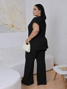 Conjunto Feminino Plus Size Elegante Assimétrico Tecido Anarruga Premium Canelado Manga Curta Calça Pantalona Look Moderno - Preto - Visão 4