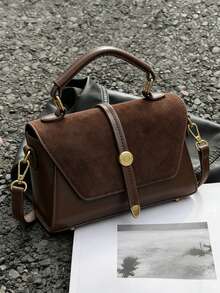 Nueva bolsa cruzada cuadrada con hebilla metálica clásica y correa ajustable, diseño de solapa color café oscuro, adecuada para deportes al aire libre, ir al trabajo, compras, campus universitario y viajes cortos - Café integral - Ver 1