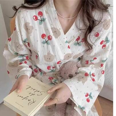 Áo choàng dài màu nude thoáng khí, nhẹ, họa tiết gấu anh đào, áo choàng tắm vải bông mềm mại cho nữ, đồ ngủ thời trang cho nữ, áo choàng dài mặc nhà cho nữ, áo choàng tắm kiểu công chúa dễ thương họa tiết gấu anh đào, quà tặng đi học/sinh nhật, có thể giặt máy hoặc giặt tay.
