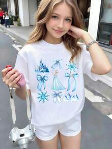 Disney Elsa's Ice Castle / Snowflakes / Blue Bow Tie Elements, Fresh Blue And White Color Scheme, Gentle And Lively Print Pattern Summer Tops,Short-Sleeved Casual And Cute Style  Children's Clothing Design, Girl Clothes For Kids Clothes ,Ropa Para Niños,Teen Girls Clothes, Summer Clothes,Boys Summer Outfits,Boys Clothes,Perfect For Cool Girls. Comfortable And Breathable Children's Short-Sleeved T-Shirt. Comfortable And Casual Wear All Year Children's Clothes,Comfortable & Lightweight, Iconic Print For Mix-And-Match Outfits,Suitable For Both Boys And Girls. - trắng - Xem 1