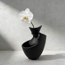 1Pc Simple And Luxurious Decorative Vase, Featuring A Unique, Twisted Flower Holder Design. Matte Finish Decorative Vase, Suitable For Use In Homes, Living Rooms, Offices, And As Desktop Decorations. Perfect For Home Decor Enthusiasts, Flower Lovers, And Interior Designers. - A - View 4