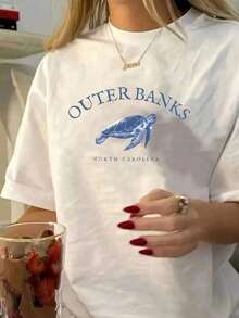 Camiseta Feminina Estampa Outer Banks North Carolina Tartaruga Marinha, Estilo Praiano Americano, Manga Curta, Gola Redonda, Algodão Macio, Perfeita para Looks de Verão e Praia - Branco - Visão 2