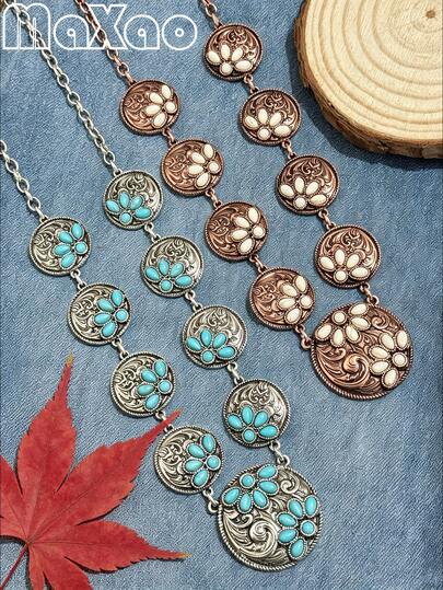 复古欧美波西米亚风多层圆形雕刻绿松石项链套装。做旧银色多层链条设计，连接多个圆形雕刻吊坠，每个吊坠均雕刻有复古卷轴图案，中心镶嵌一颗水滴形蓝色绿松石（带有天然裂纹纹理），做旧银饰工艺充满韵味；耳环采用相同的圆形雕刻设计，整套首饰完美融合了西方游牧风、图腾元素和绿松石风格。