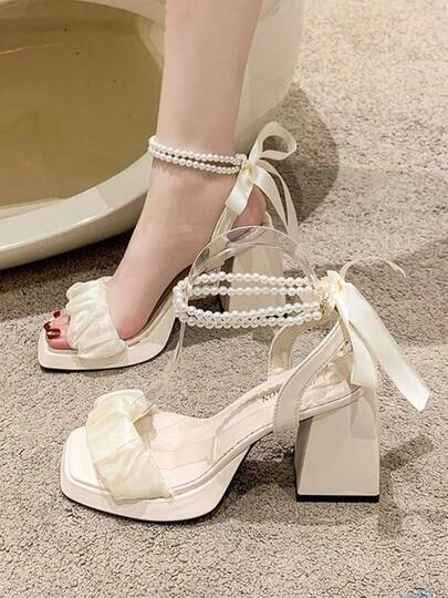 MODA beige Sandalias para con diseño de perla artificial con diseño fruncido con tacón grueso Sandalias con correa en el tobillo Sandalias de tacón alto para mujer, sandalias de verano con punta abierta y tacón grueso de moda,Sandalias de tacón alto transparentes con cadena de perlas decoradas para mujer, con tiras de tobillo plisadas y lazo, sandalias de moda para San Valentín, citas, fiestas y Año Nuevo.
