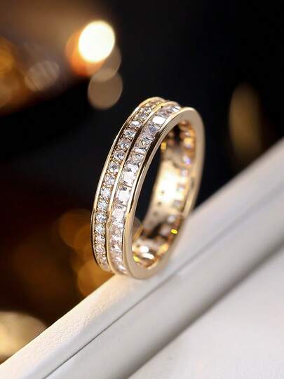 1枚优雅简约宽戒指，镶嵌立方氧化锆，时尚百搭，适合日常佩戴、派对、度假等场合。