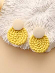 一对奶油黄色编织圆盘软陶耳环，搭配撞色木质甜美风耳环，适合学生、休闲、春季郊游、闺蜜聚会、生日派对、音乐节等场合，展现甜美少女气息，清新时尚。 - 黃色 - 查看 3