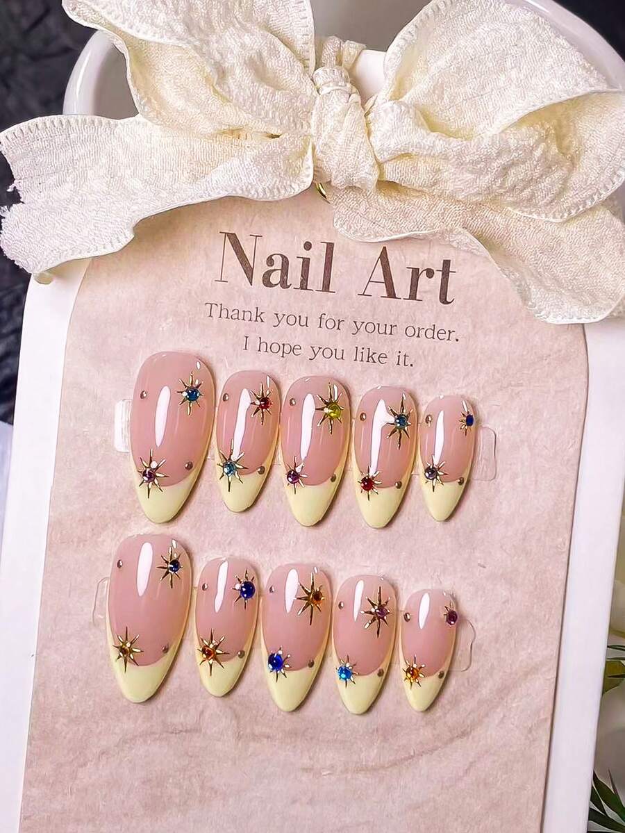 10 pièces d'ongles à presser faits main en forme d'amande, avec des pointes françaises bleues et jaunes ornées de motifs à pois et sculptés. Présentant des pointes françaises peintes à la main en bleu et jaune avec des pois blancs, et des motifs sculptés en 3D dégradés bleus soigneusement conçus. Autocollants d'art pour les ongles élégants, romantiques et minimalistes avec un attrait de luxe haut de gamme. Parfait pour le port quotidien, les sorties, les concerts et les occasions professionnelles décontractées, un cadeau idéal pour les femmes et les filles. - Multicolore - Voir 1
