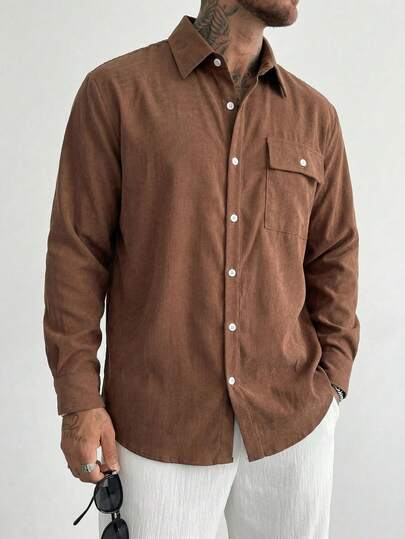 男士咖啡棕色灯芯绒长袖衬衫，罗纹纽扣夹克，现代宽松版型翻盖口袋工装衬衫，都市休闲复古街头风秋季外套。